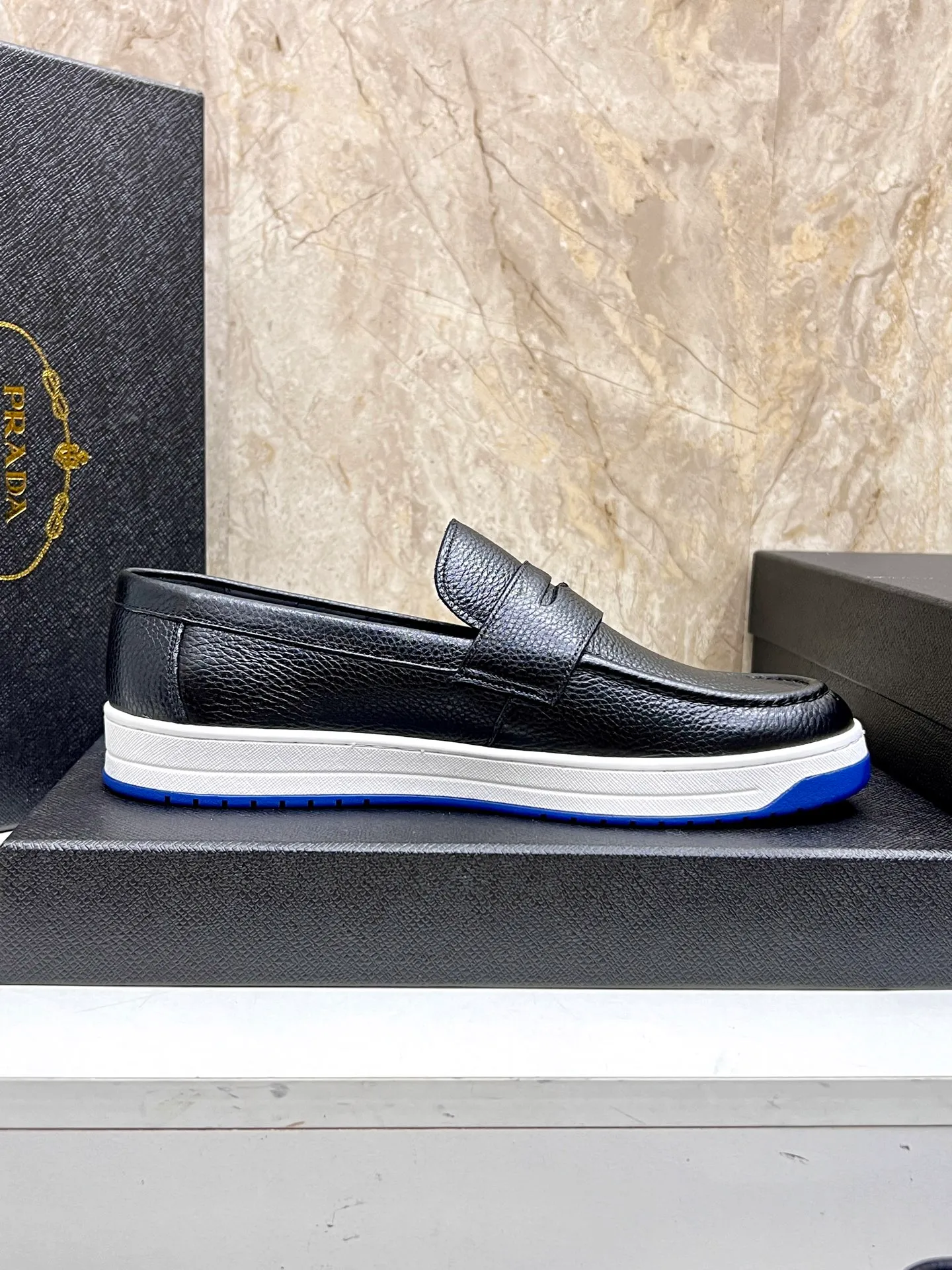 💰620 Prada classic men’s lace-up casual shoes｜Imported cowhide upper｜Layered stitching design on the upper Lightweight and breathable｜Soft and comfortable｜PRADA letters on the side｜Distinctive sporty style Showing the brand style｜Lightweight embossed rubber sole｜With cowhide foot pad lining｜Excellent foot feel Fashionable and elegant｜Size: 38-44 (customized at 45)